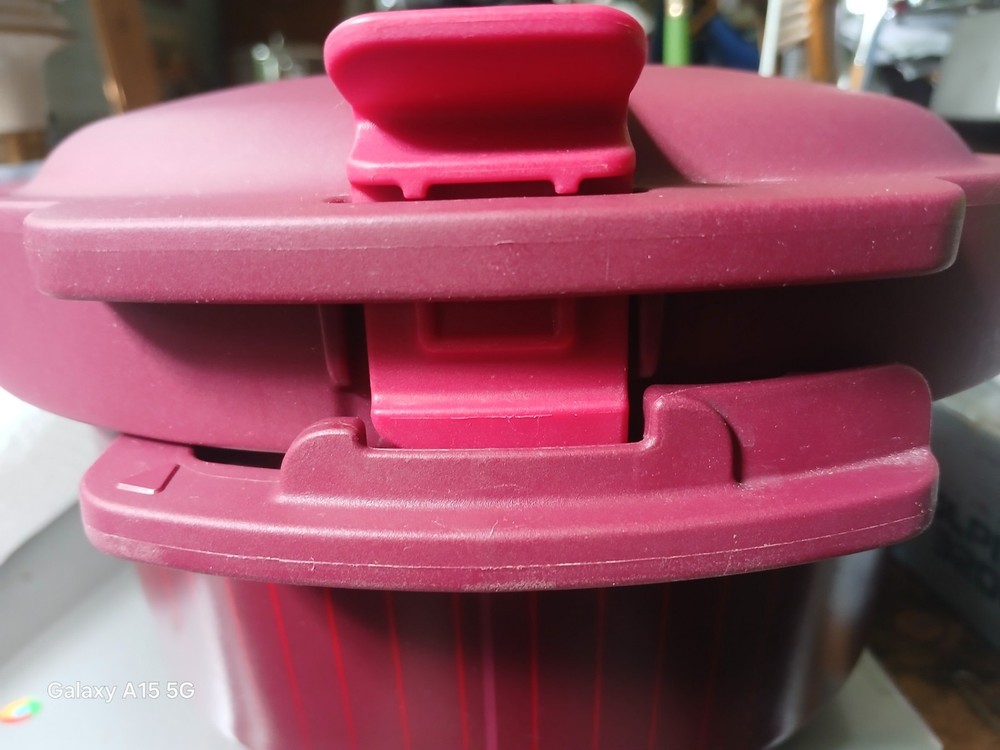 Tupperware Microwave 3-Quart Round Pressure Cooker. V.G. Condition