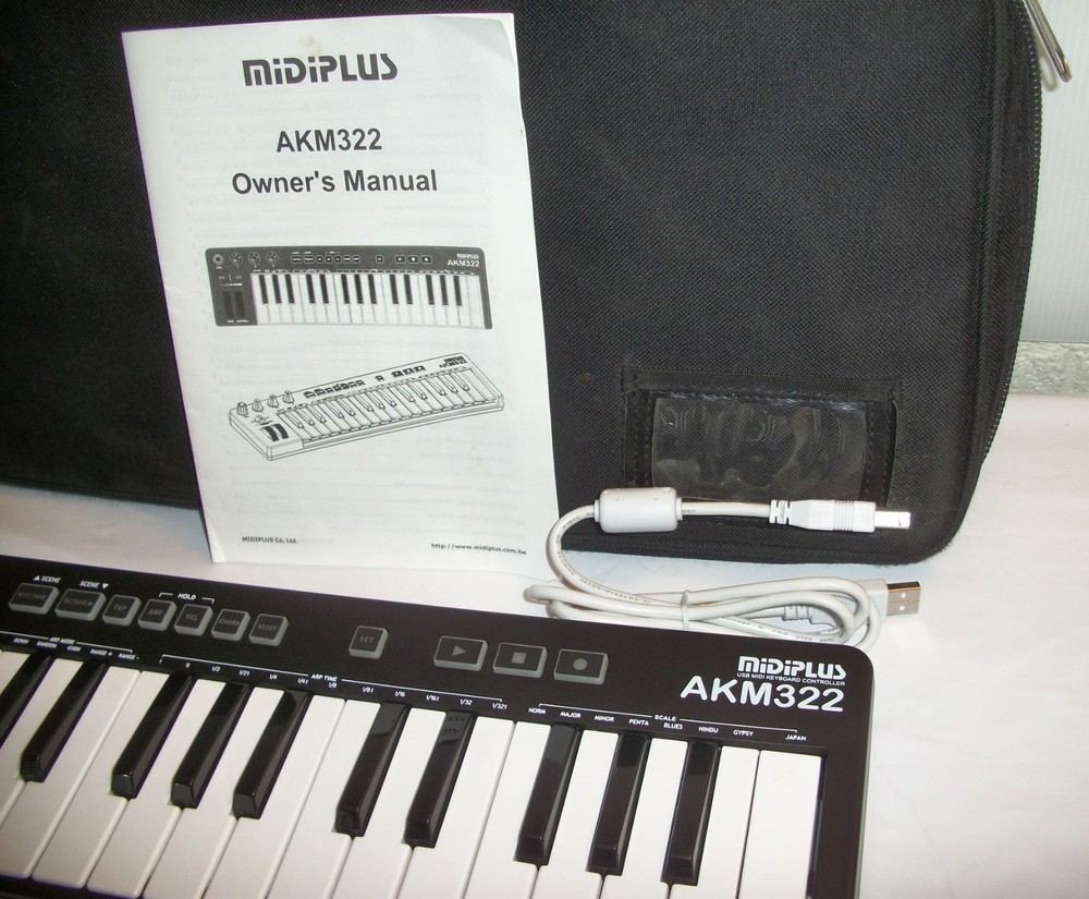 MIDI PLUS AKM322 32 keys USB MIDI Keyboard Controller w/ Padded Case & Cord