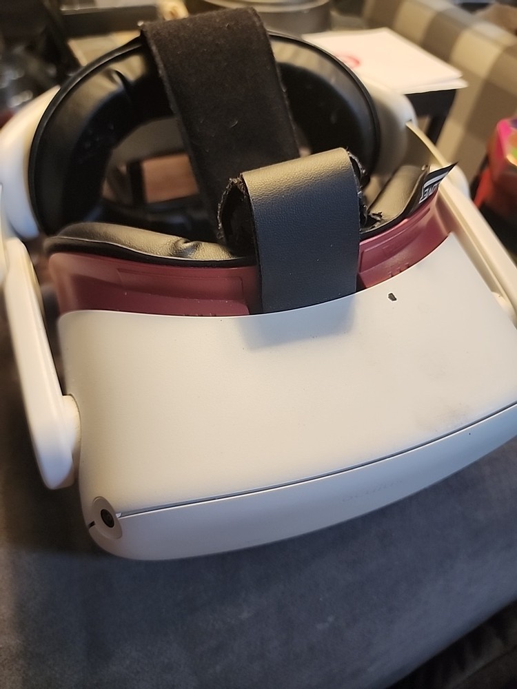 Oculus Quest 2 KW49CM, 128GB, Virtual Reality Headset with Controllers