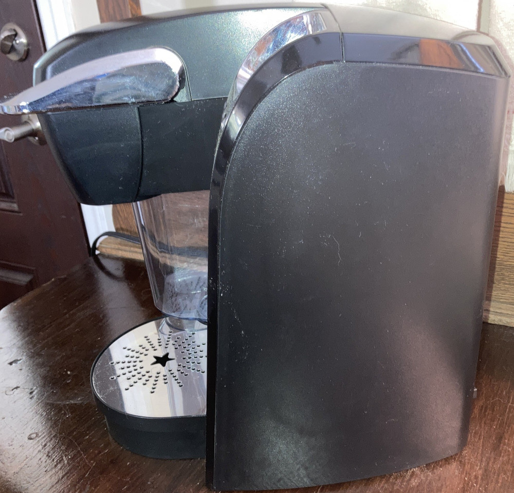 Keurig Coffee Maker, great working condition. Tested, cleaned. Black and chrome
