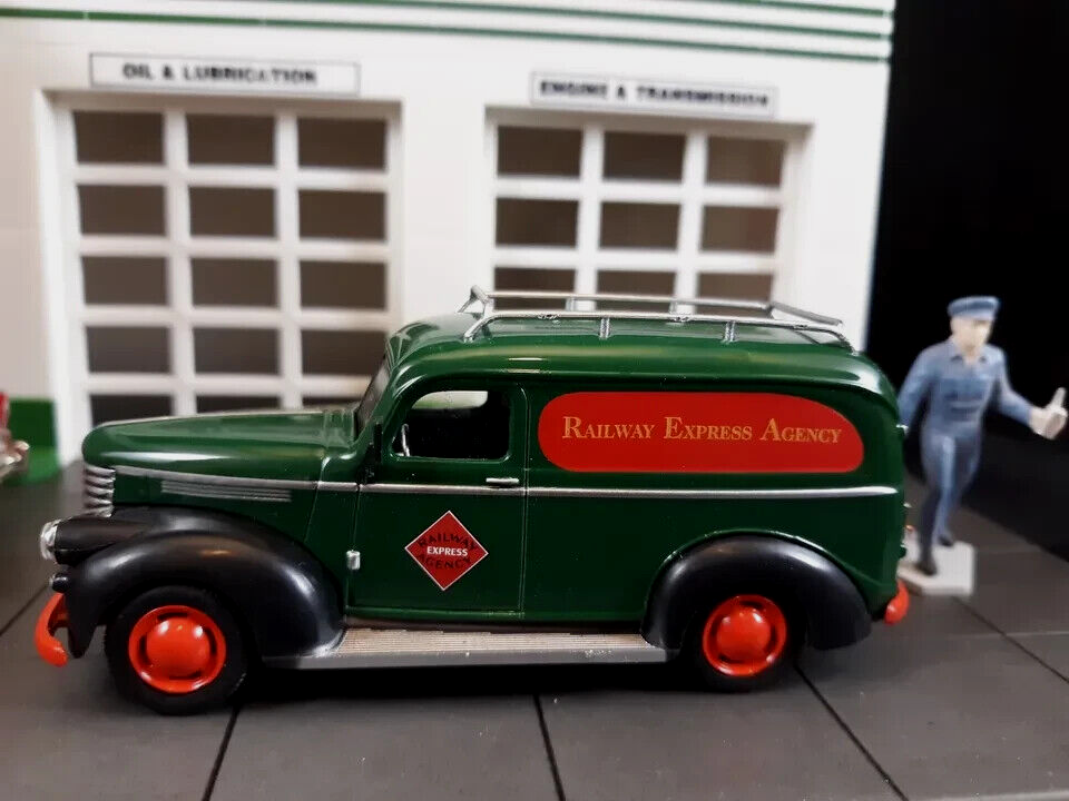Retired 1:48 Die-Cast Railway Express 1946 Chevrolet Panel Truck New in Box