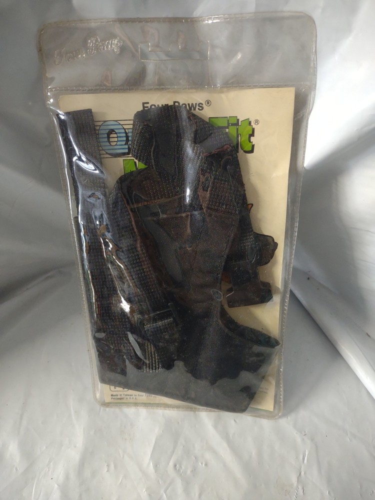 Four Paws, Dog Muzzle, Size 3, Quick Fit ,Medium