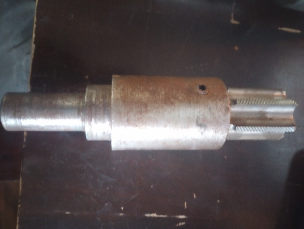 spindle shaft with tap for machining