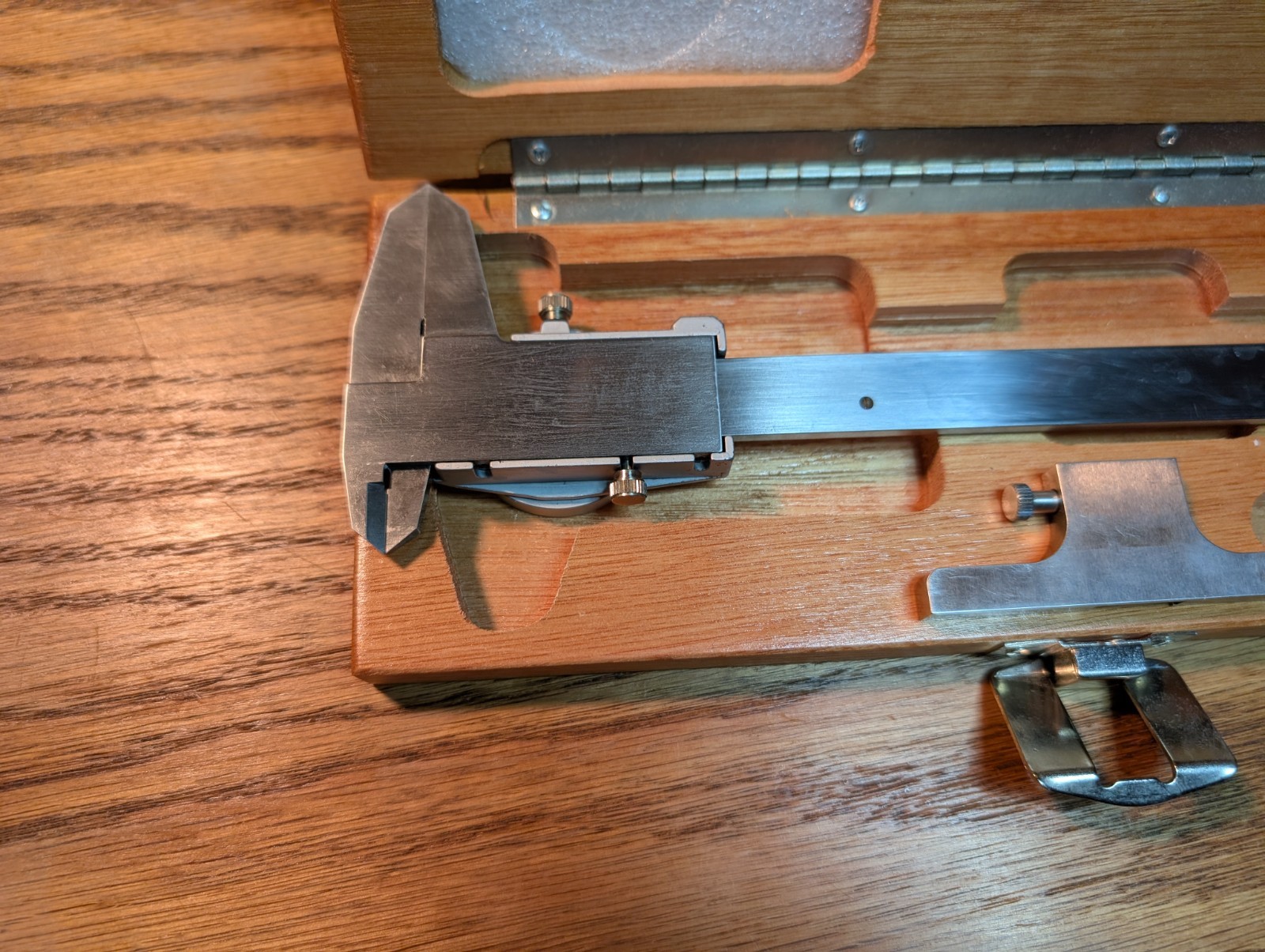 Brown And Sharpe 599-579-3 Dial Calipers 0 To 6" W/ Depth Attachment Wooden Box