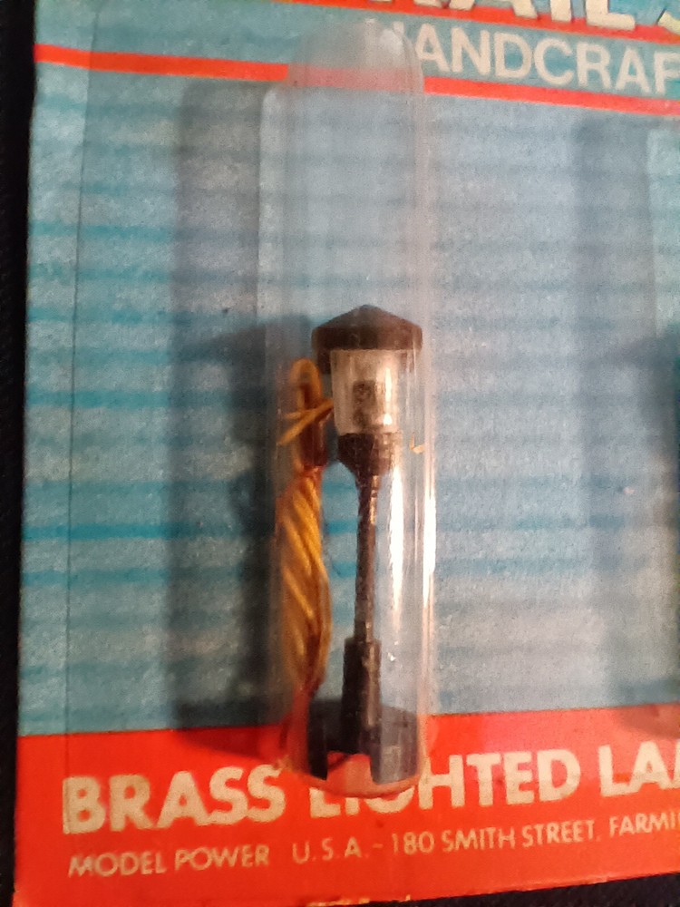 MODEL POWER RAILSCENES HO SCALE HANDCRAFTED BRASS LIGHTED LAMP POSTS (3)