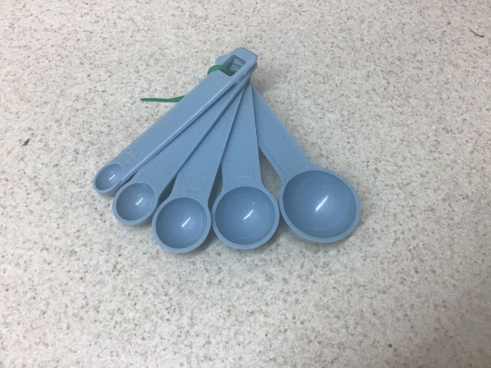 Vintage Unbranded 5 Pc Set Light blue measuring spoons stacking nesting plastic