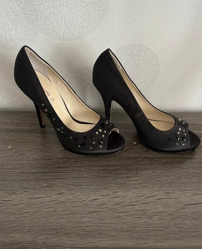Estrada Neckline Size 40