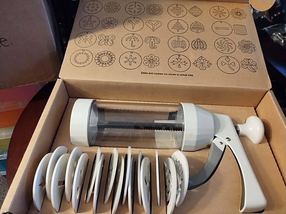 The Pampered Chef 1525 Cookie Press with 16 Discs - White