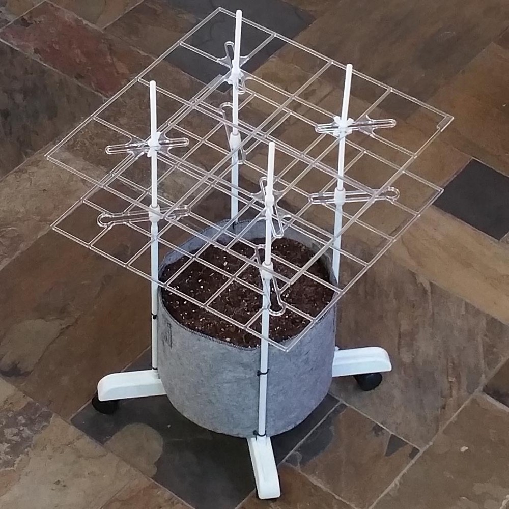 "P SCROG Pro 2 screen kit" using a Smart Pot (fits most containers)