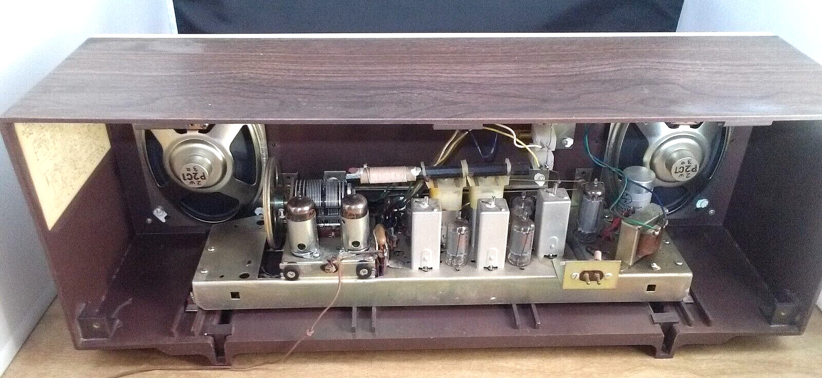Vintage Lloyd's TM-821A High Fidelity AM/FM Tube Radio