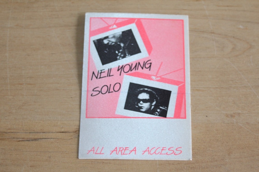 Neil Young  -  Unused Backstage Pass - FREE POSTAGE - lot #11
