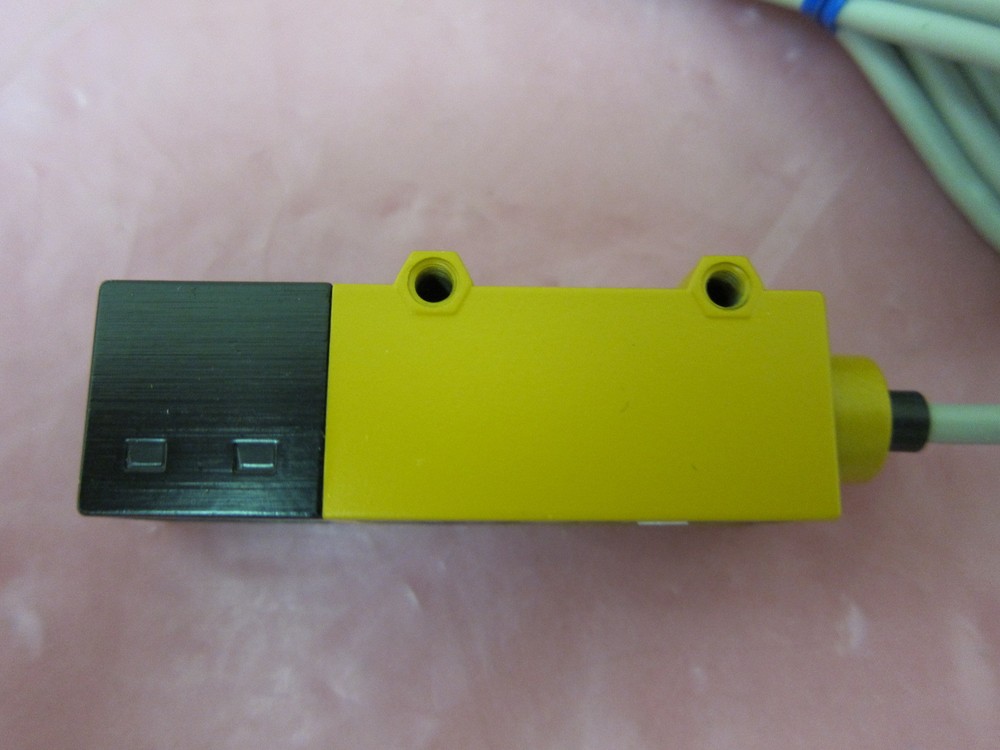 Omron E3S-R2E41 Photoelectric Switch 402627