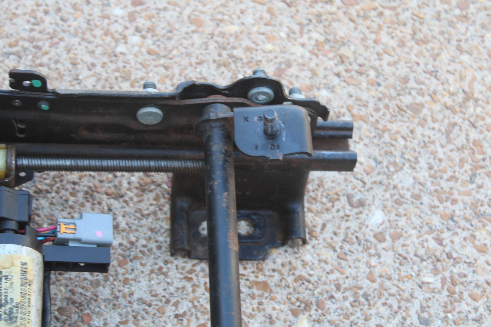 07-14 CHEVY TAHOE SUBURBAN YUKON DRIVER LEFT 2 PLUG POWER SEAT TRACK TAN TRIM