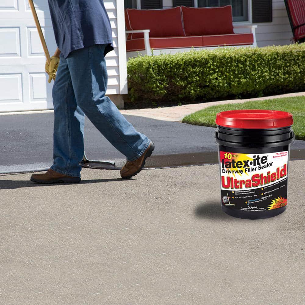 Driveway Asphalt Filler Fast Dry Sealer 4.75 Gal. Ultra Shield Rubberized Latex