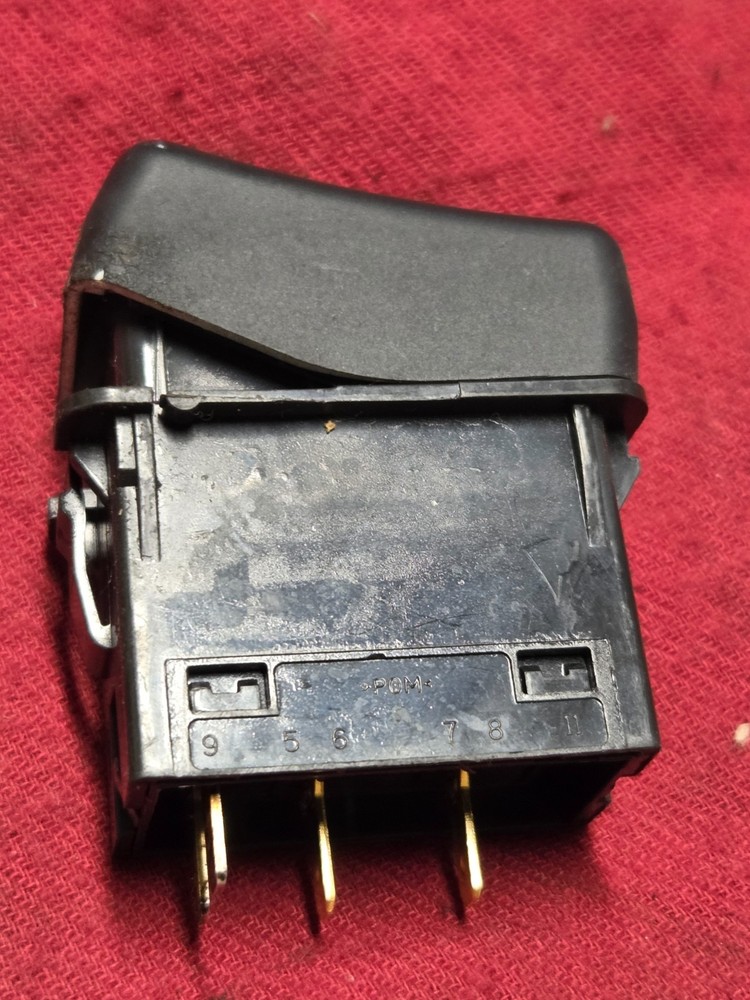 Volvo VNL 21628495 Rocker Switch Traction Control Switch TCS OEM USED