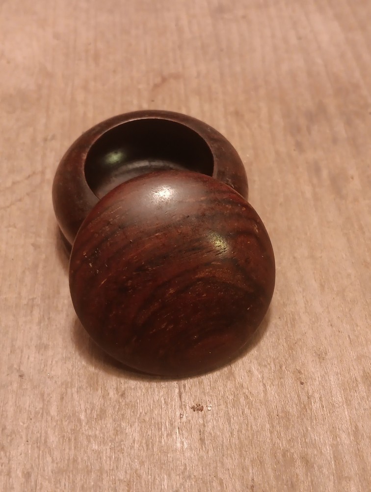 antique treenware Cover Snuff ??