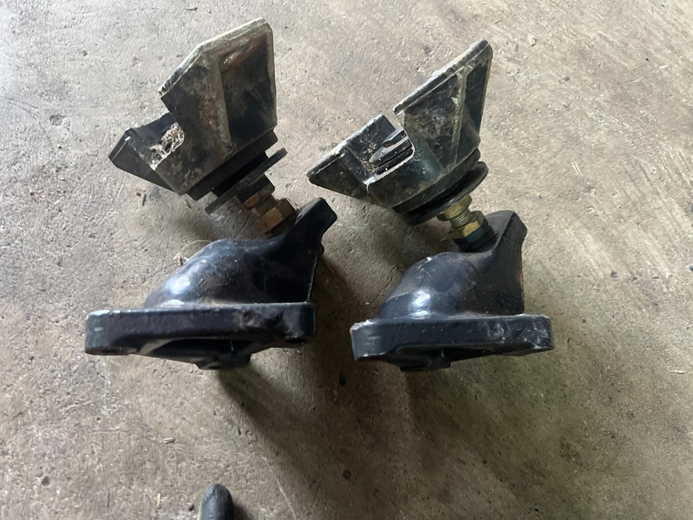 Volvo Penta 4.3GS V6 Engine Motor Mount (PAIR)
