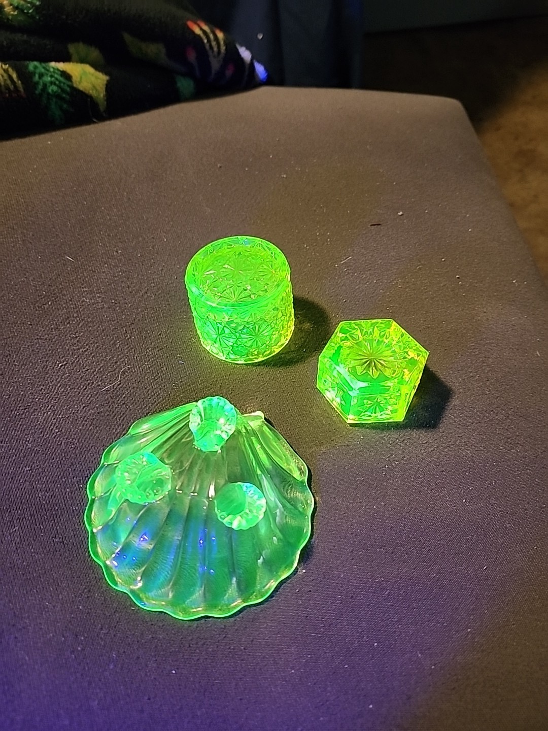 3 Vintage Uranium Vaseline Glass Salt Dips cambridge shell daisy button star VGC