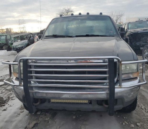 2003-2004 Ford F250 SD F350 SD Engine Fuse Box OEM