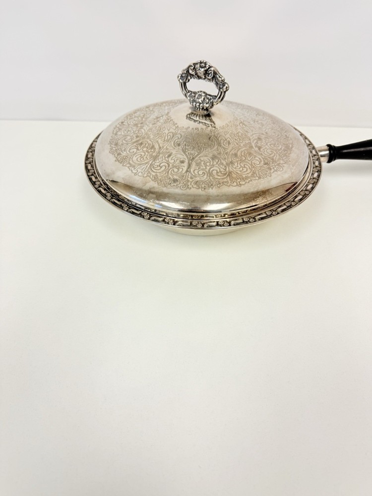 Oneida Silver plated Round Chafing Dish w/Wooden Handle Plate