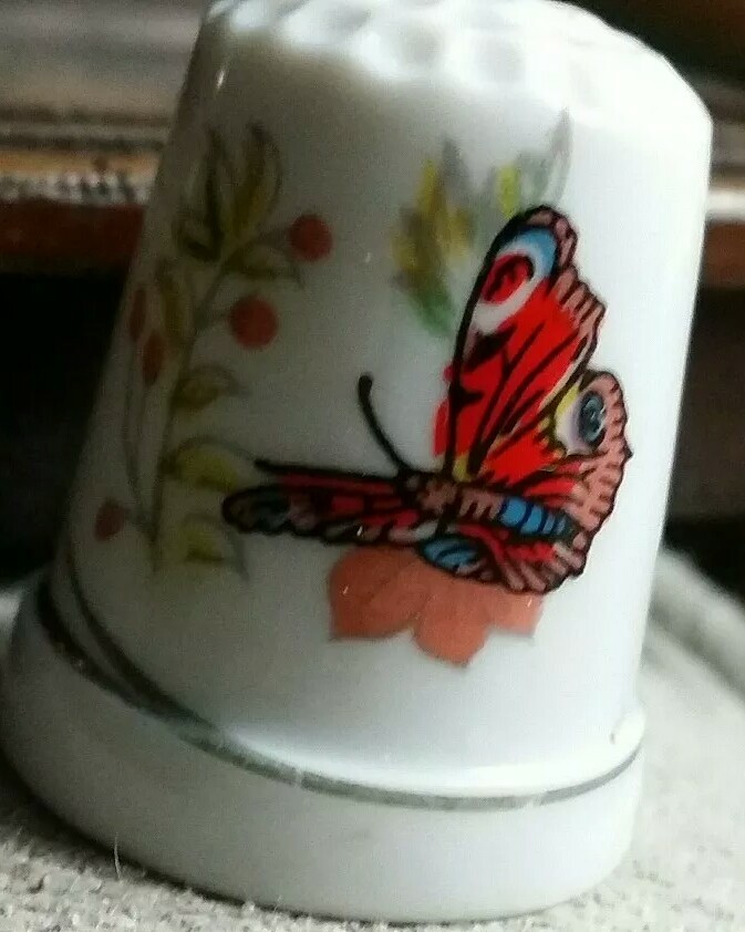 Ceramic THIMBLE DECORATED WITH A BUTTERFLY