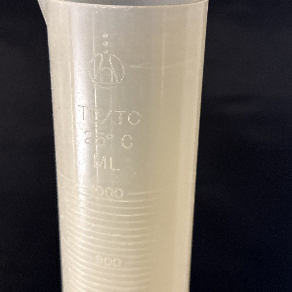 Cylindrical graduated plastic cylinders lab