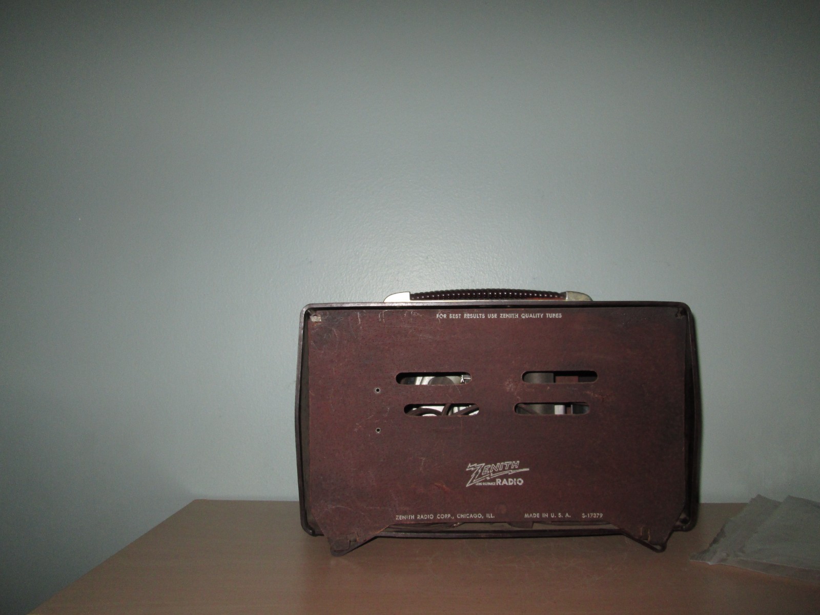 Zenith H-615 AM 6 Tube Bakelite Gold Trim Radio 1951 Vintage