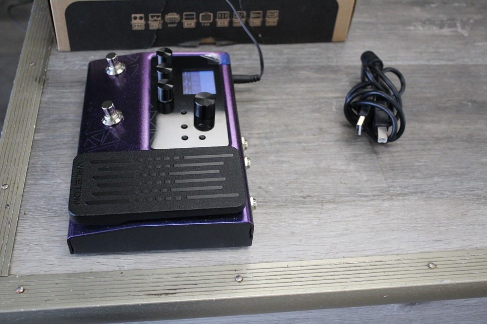 VALETON MULTI-EFFECTS PROCESSOR 140 Built in Expression Pedal w/Adapter in Box