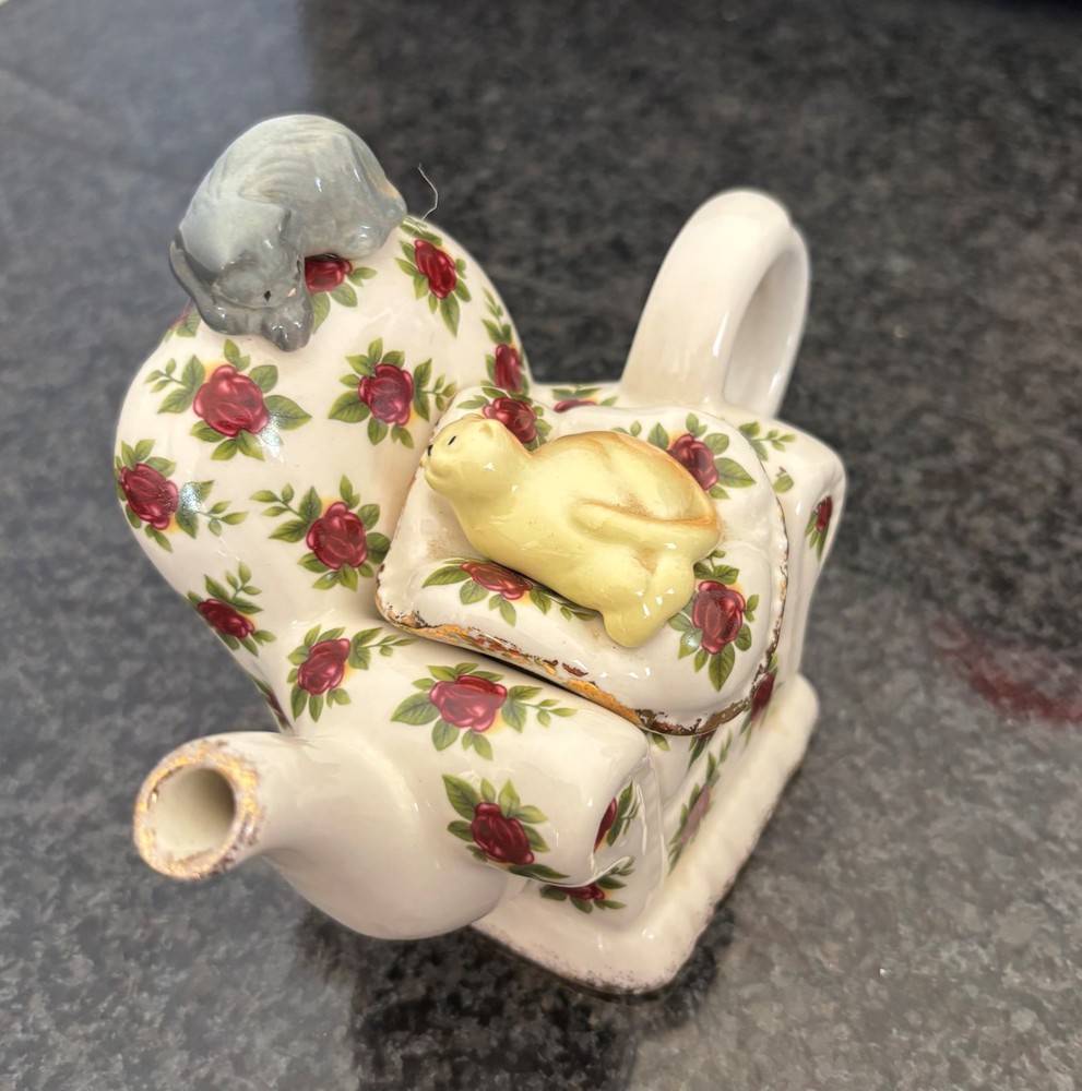 Royal Albert Miniature Tea Pot, Two Cats Playing