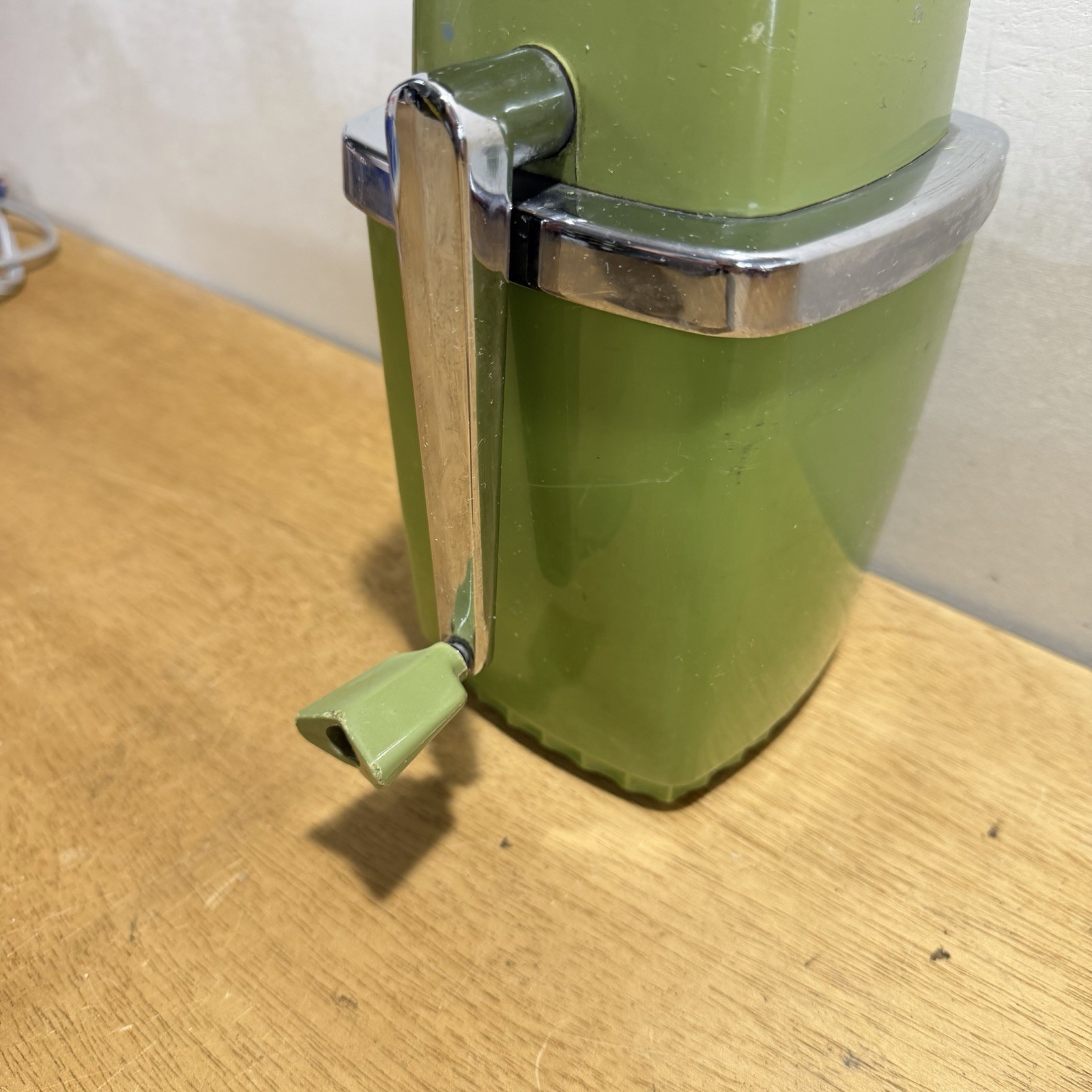 Vintage Swing Away Ice Crusher Manual Hand Crank Avocado Green Retro MCM 70s