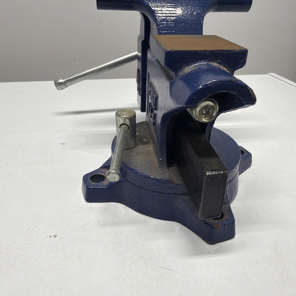 Yost Bench Vise. LV-4 4 1/2