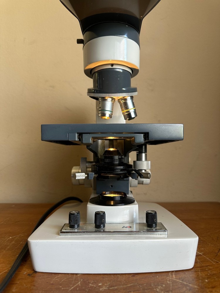 AO American Optical One-Ten Illuminator 1130 Teaching Microscope w/3 Objectives