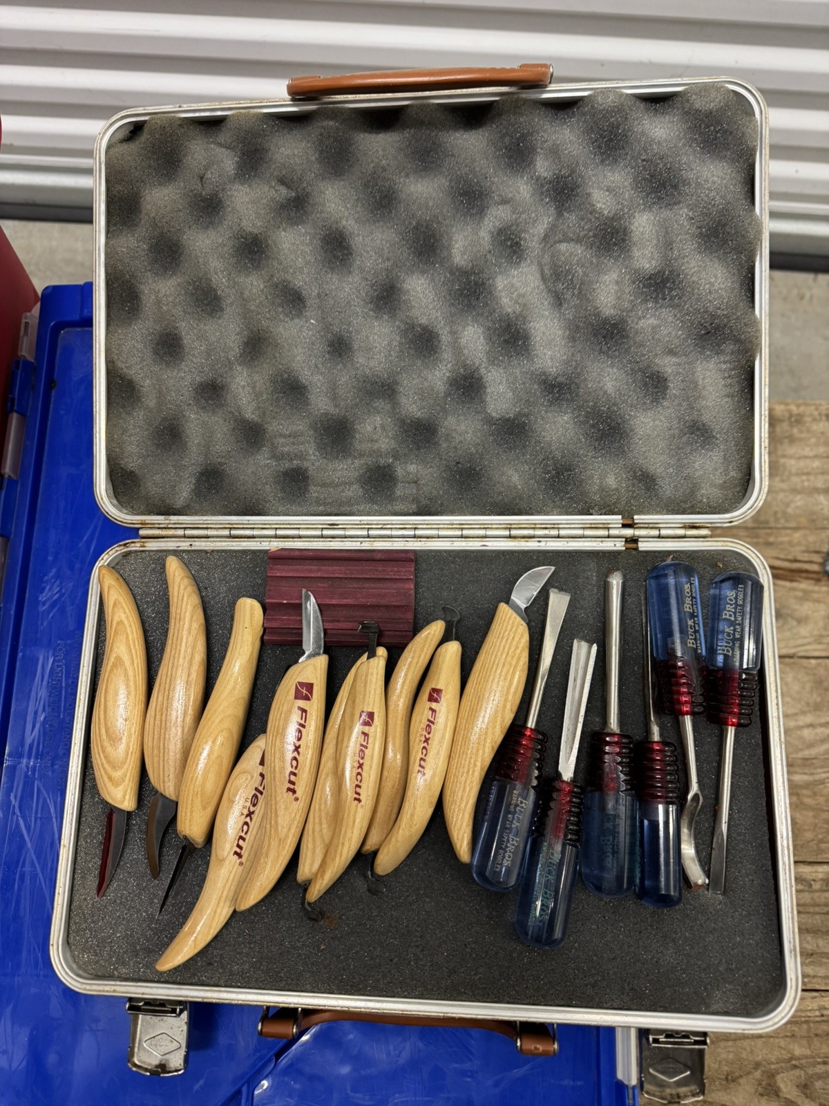 Lot Of Flexcut, different types and more different brands Made SEE PICTURES.