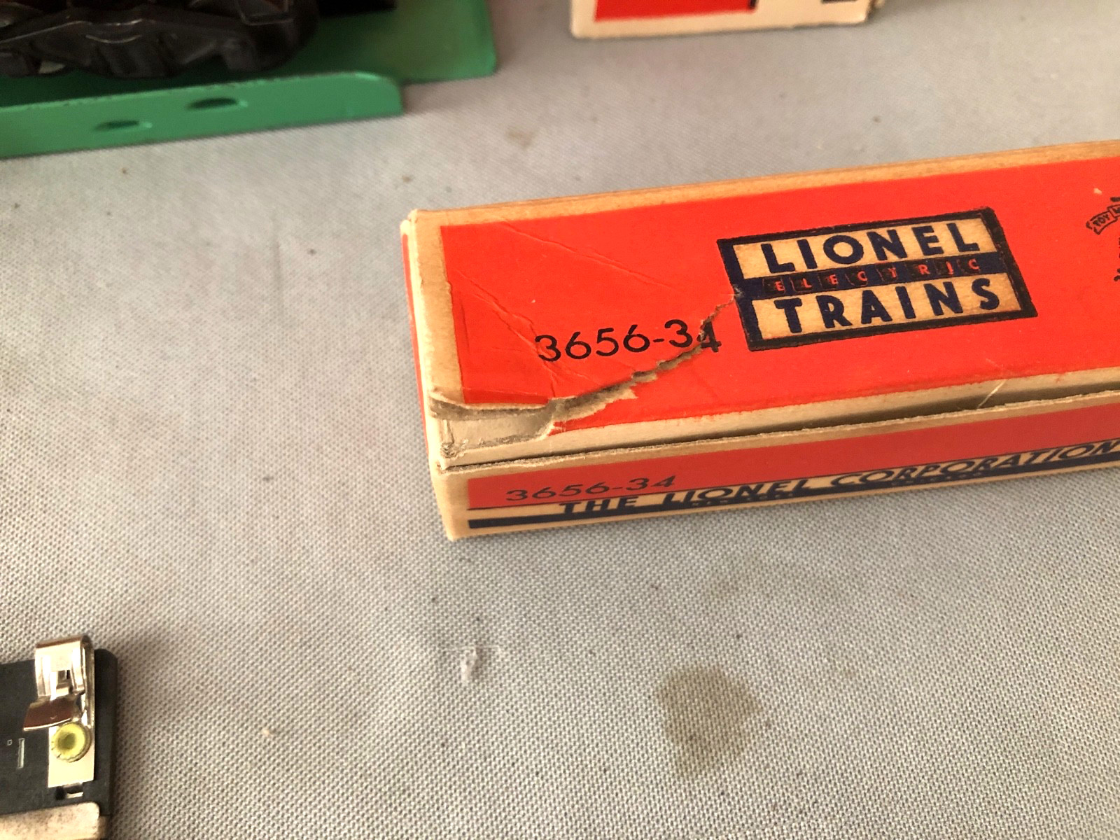 LIONEL 3656 OPERATING CATTLE CAR WITH CORRAL & CATTLE O GAUGE