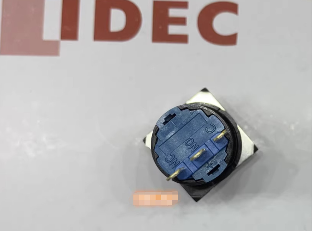 1PC New IDEC Self-locking push-button switch 16mm AB6M-A2RC #LL