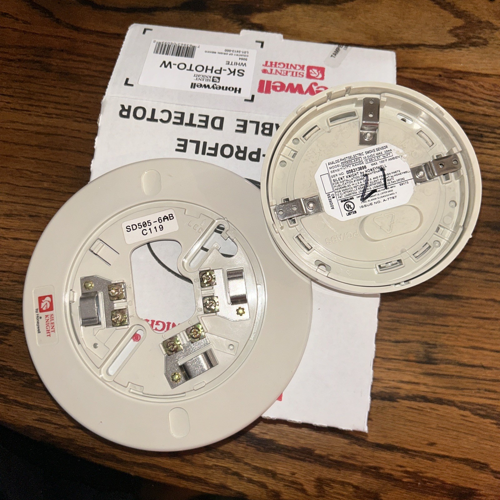 Silent Knight SD505-APS (Hochicki) Smoke Detector With Base. In Working Order