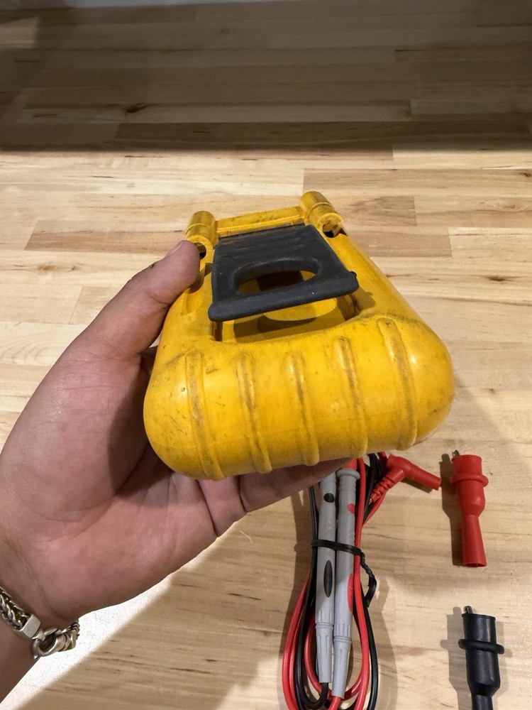 FLUKE 787 PROCESSMETER W/LEADS & CLIPS (SHIPS FAST) (LIGHT DOESNT WORK)