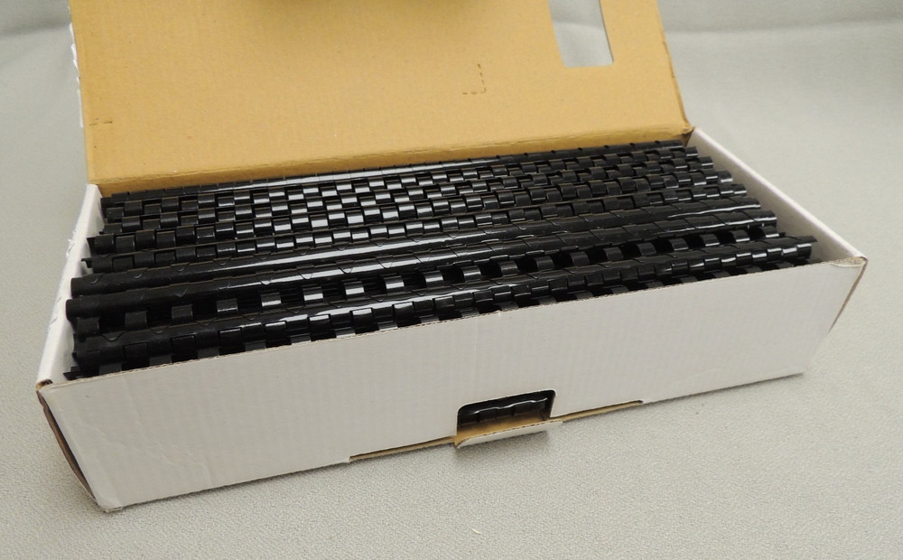 Fellowes Plastic Binding Combs 3/8 Inch 10mm Black 100 Count New Open Box