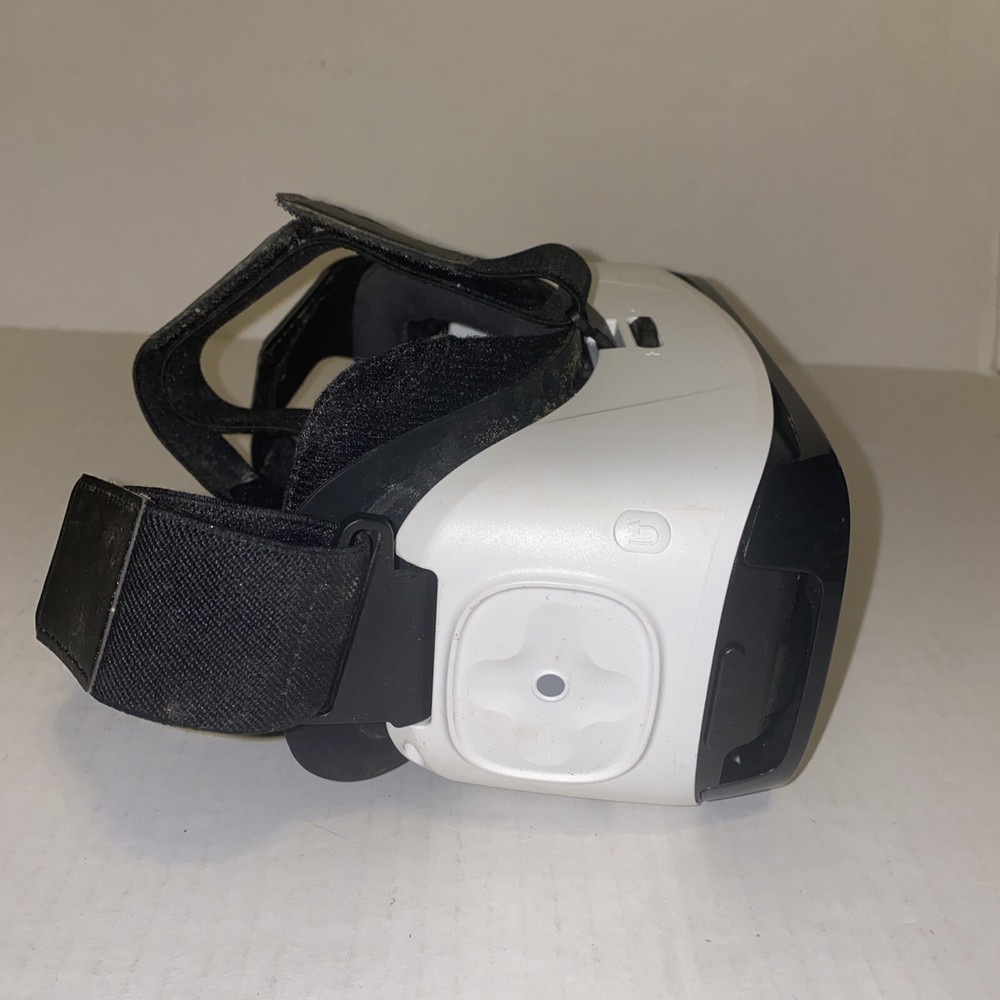 Samsung Gear VR SM-R322 Headset & Controller Powered by Oculus