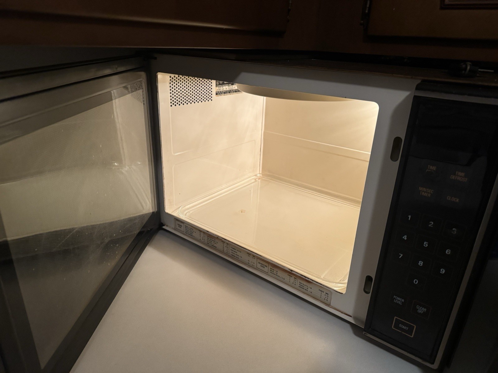 Vintage 1987 GE General Electric Model JE2821 001 Microwave Oven WORKING GREAT!