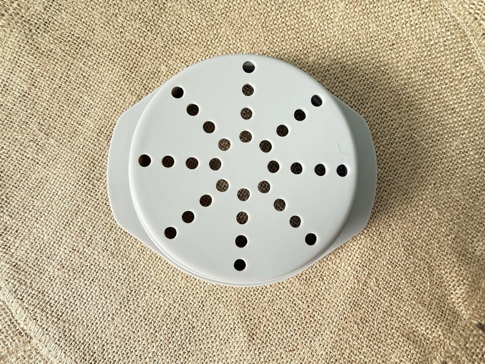 Pampered Chef Microwave Breakfast Sandwich Maker 5" - Ceramic - 4Pcs White