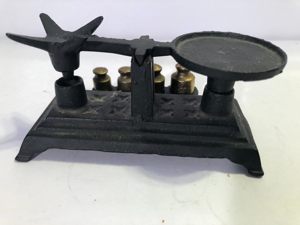 Vintage miniature cast iron scale with 4 weights