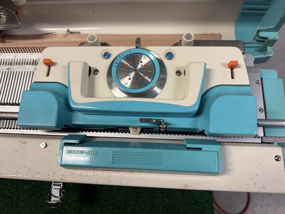 Singer/Silver Studio Sk-313 Knitting Machine And Accessories Untested