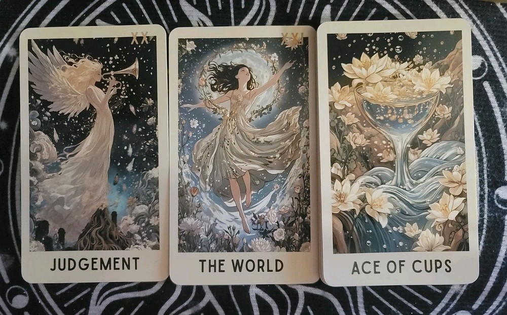 New! The Etheral Bloom Tarot Deck by Empathsoul with guidebook.