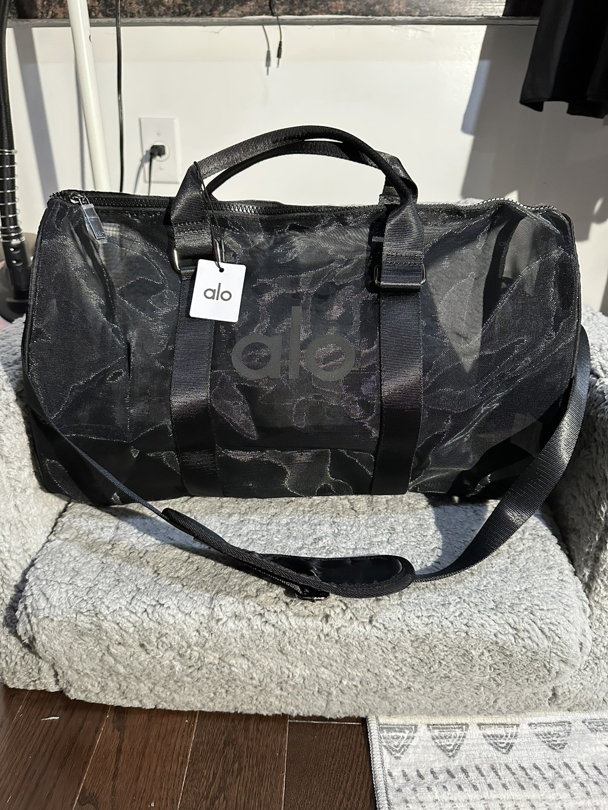 Alo Yoga Duffel Gym Bag Black Travel Shoulder Bag – New With Tags