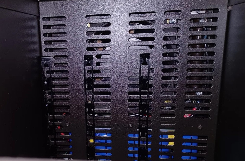 Allen Bradley 1389-M2 Mounting Rack / Chassis Module Ser A