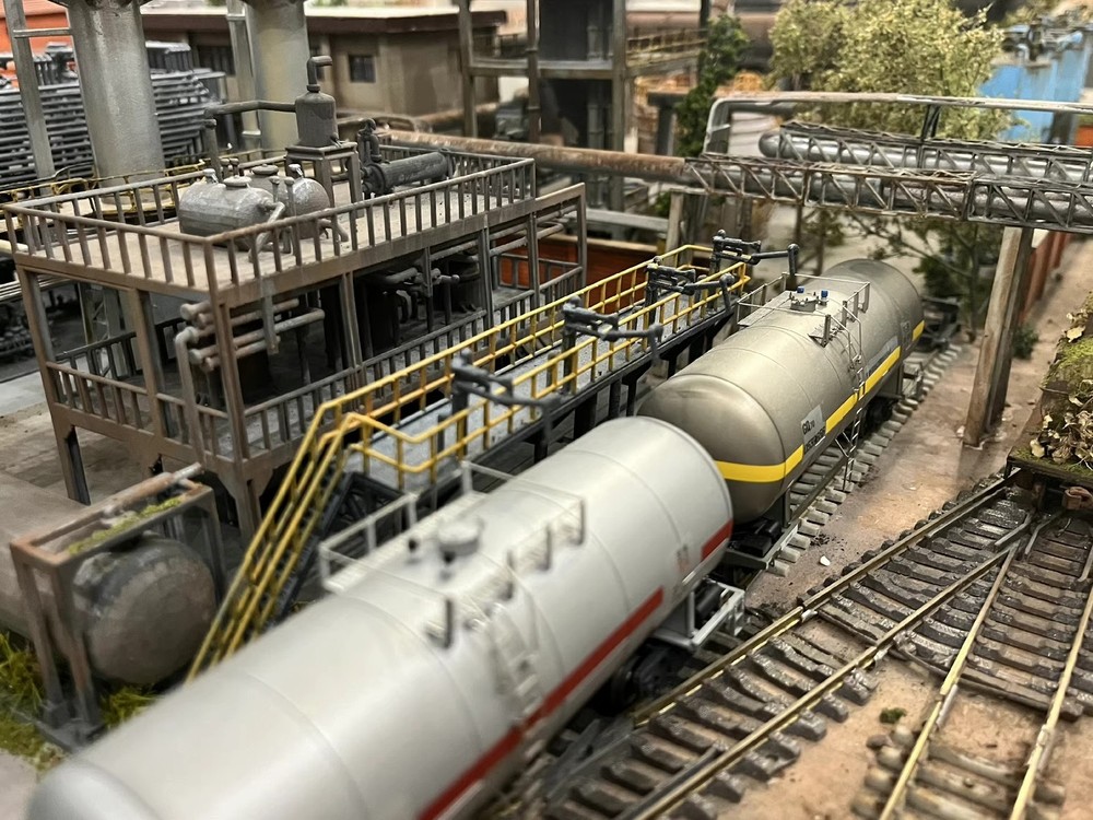 HO Scale 1:87 Train Tanker Loading/Unloading Platform with Steam/Water Features