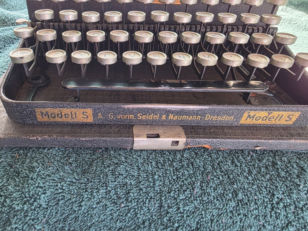 Excellent! 1936 "ERIKA" Typewriter "SERVICED" Original spools, Crinkle, case