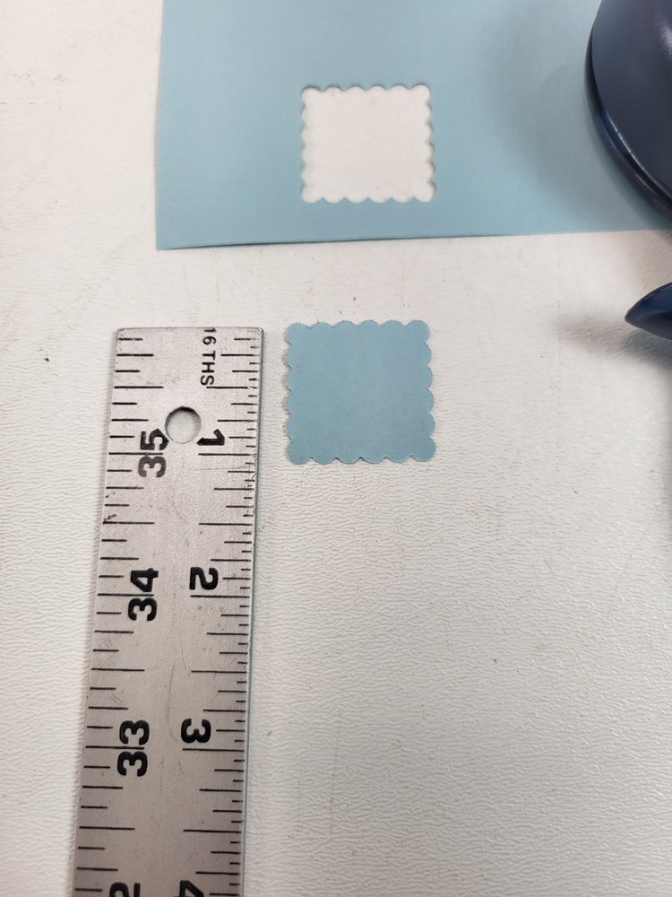 Fiskars Scalloped Square Paper Punch 1" Squeeze Handle