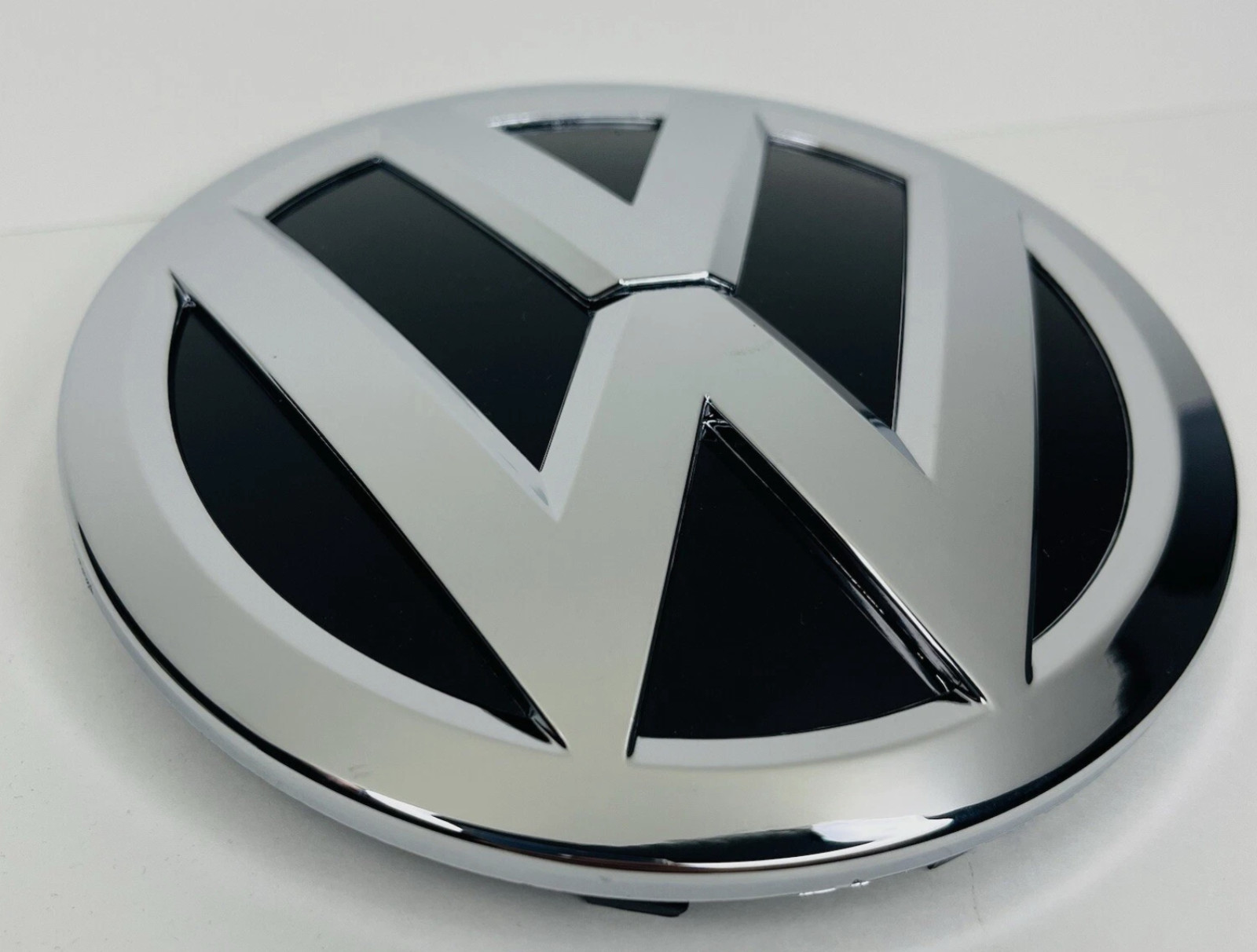 15-21 VW Volkswagen Front Grille Emblem Badge Golf GTI Jetta Alltrack Passat
